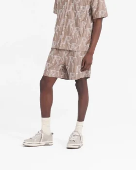 Maßgeschneiderte Shorts mit gestickten Initialen