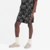 Maßgeschneiderte Shorts mit gestickten Initialen Maßgeschneiderte Shorts mit gestickten Initialen