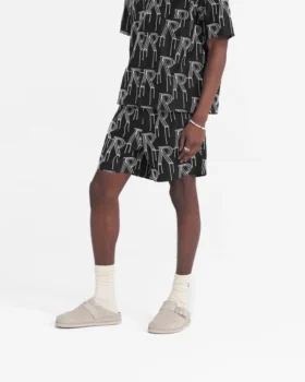 Maßgeschneiderte Shorts mit gestickten Initialen