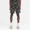 Maßgeschneiderte Shorts mit gestickten Initialen Maßgeschneiderte Shorts mit gestickten Initialen