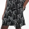Maßgeschneiderte Shorts mit gestickten Initialen Maßgeschneiderte Shorts mit gestickten Initialen