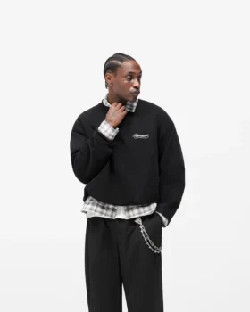 Zeilagiger Pullover mit Schriftzug